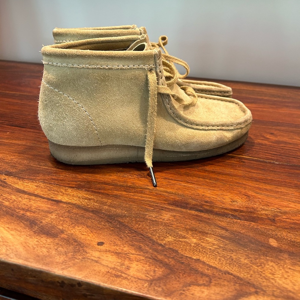 Clark Mens size 7 Wallabees